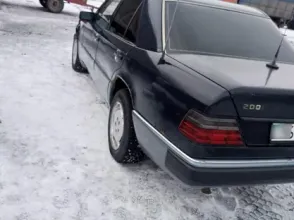 фото Mercedes-Benz E-Класс 1992 года с пробегом за 1000000 тенге в undefined - фото 4