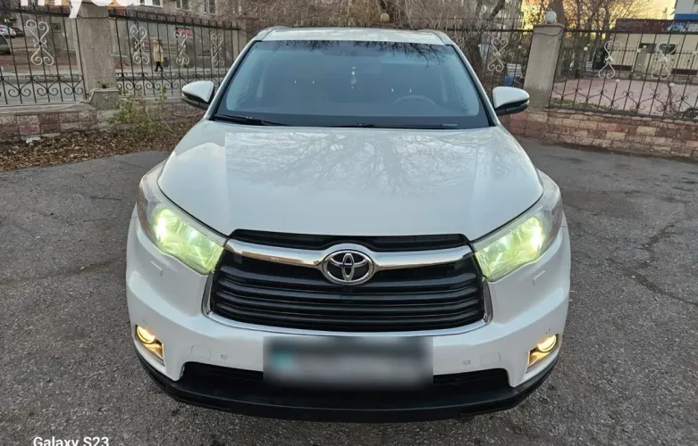 фото Toyota Highlander 2014 года с пробегом за 15000000 тенге в undefined