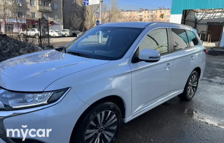 фото Mitsubishi Outlander 2022 года с пробегом за 11000000 тенге в undefined